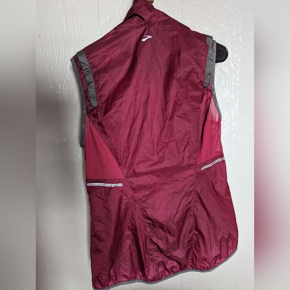 Brooks Running Vest - Picture 2 of 3